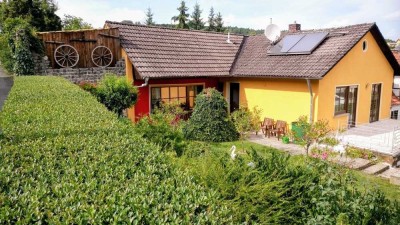 *SOFORT FREI* Ruhig und sonnig gelegenes Wohnhaus mit Garagen, Nebenhaus, Terrasse und Garten!