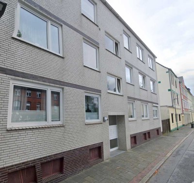 Attraktive und modernisierte 3-Raum-Hochparterre-Wohnung mit Einbauküche in Bremerhaven