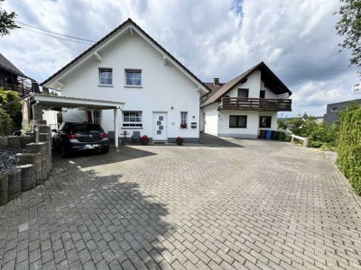 zwei Einfamilienhäuser auf großem Grundstück in zentraler Ortslage