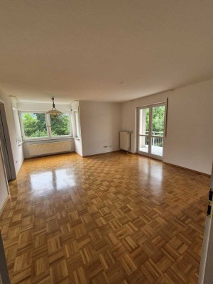 Große und helle 4-Zimmer-Wohnung in praktischer Lage