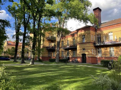 Lichtdurchflutete Altbau-Wohnung im Grünen – 2,5 Zimmer, 68 m², sofort frei, befristet