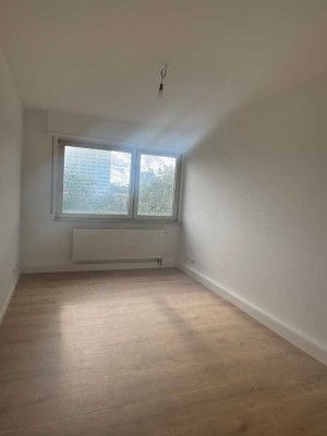 Neckarblick! Liebevoll sanierte Etagenwohnung mit tollem Neckarblick und Balkon!