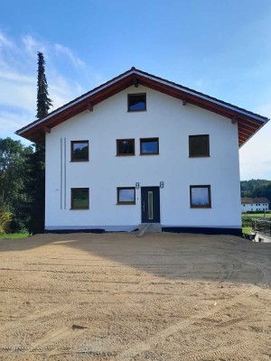 Erstbezug mit Balkon: Ansprechende 3-Zimmer-EG-Wohnung in Zeilarn