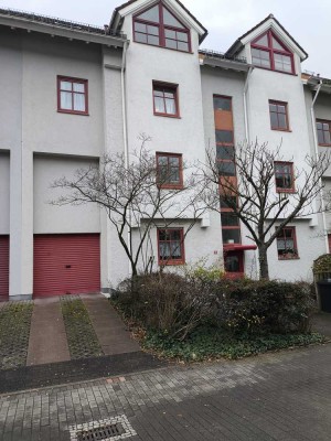 Erstbezug nach Modernisierung, 3-Raum-DG-Wohnung mit Balkon und Garagenstellplatz in Darmstadt