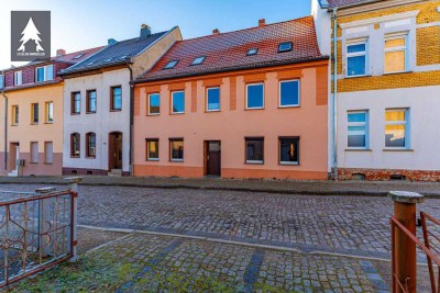 Platz satt in Aschersleben! Mehrfamilienhaus mit Garagen & Garten