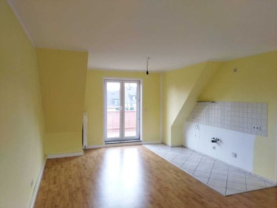 Moderne DG-Whg mit offener Küche, Bad mit Wanne und Fenster, Südbalkon