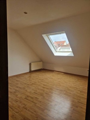 Geschmackvolle 4-Raum-Wohnung mit Terasse, großem Garten und Einbauküche in Alzey