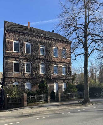 Zentral gelegenes, sanierungsbedürftiges Mehrfamilienhaus von 1896 mit viel Potenzial