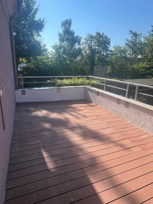 Helle 2-Zimmer-Wohnung mit 30qm Dachterrasse
