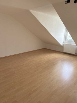 Helle 2-Zimmer DG-Wohnung in Mitte