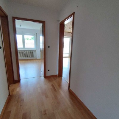 Helle 2 Zimmer DG Wohnung OHNE Lift