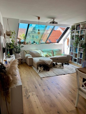 Zentrale Dachgeschoß-Wohnung im Altbau – 3-Zimmer, renoviert &amp; provisionsfrei