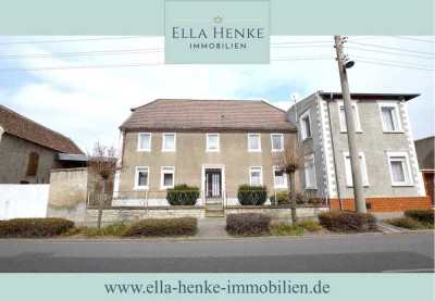 2 Häuser nebeneinander mit großem Innenhof, Scheune und Garage...