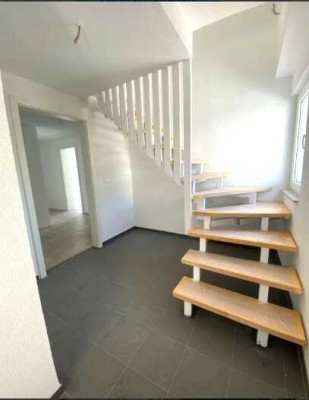 Komplett saniertes Zweifamilienhaus mit Gewerbeeinheit in Zentraler Lage – Vielseitige Nutzung