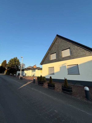 Freistehendes 2-Fam.-Haus mit Terrasse, Balkon und 2 Garagen