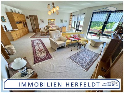 Potenzialjuwel: Großzügige 3-Zimmer-Wohnung in ruhiger Lage mit zwei Balkonen & zwei TG-Stellplätzen