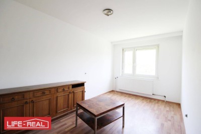 Großzügige 4-Zimmer-Wohnung mit Loggia und Stellplatz – Potenzial zur Sanierung vorhanden