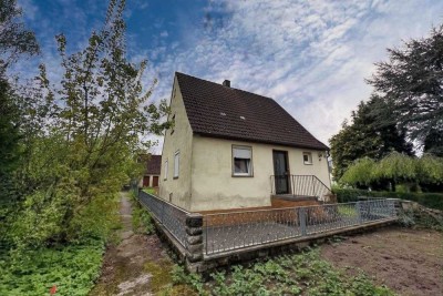 Einfamilienhaus mit Nebengebäude und Garage in Aurach/Weinberg