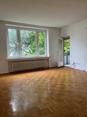 3-Zimmer-Wohnung mit Tageslichtbad, separatem WC, Balkon & Kellerraum – 1. OG