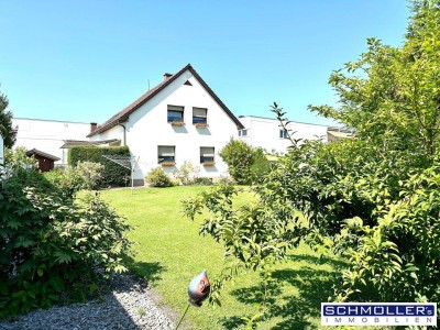 Ein- oder Zweifamilienhaus mit kleinem Pool und großem Garten
