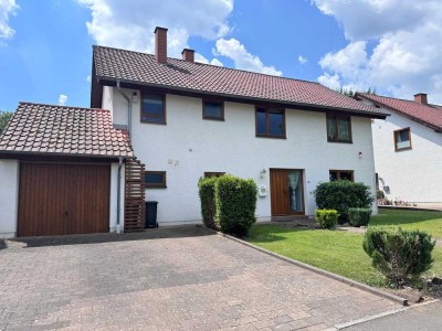 COZY FREESTANDING HOUSE WITH FIREPLACE, GARAGE AND YARD IN QUIET LOCATION!