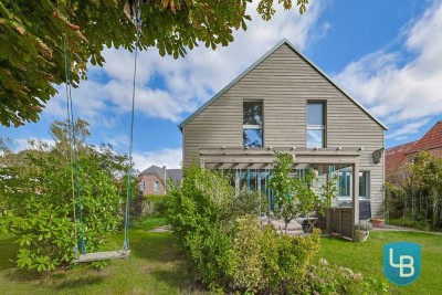 Hier lässt es sich leben! KfW 55 Bio-Holzhaus in Strandnähe sucht neuen Eigentümer