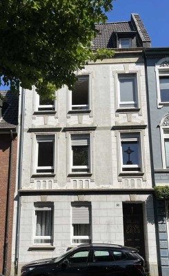 Erstbezug nach Renovierung! 3 Zi.-Whg. mit Dachterrasse u. großzügiger Nutzfläche!