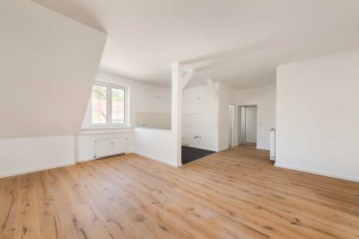 Provisionsfreie, bezugsfreie, frisch sanierte 5-Zimmer-Wohnung mit Balkon in ruhiger Lage