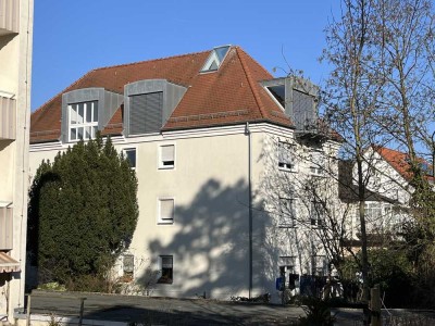 Lichtdurchflutete, neuwertige 3-Zi.-Wohnung mit EBK in Neumarkt, Centrumsnähe, sofort bezugsfertig