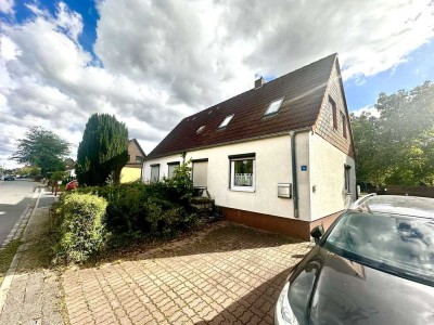 Charmante Doppelhaushälfte mit großem Grundstück und Nebengelass