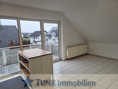 Helle 2 Zimmer DG-Wohnung mit Küchenzeile, Autostellplatz und Balkon in Karlstein!