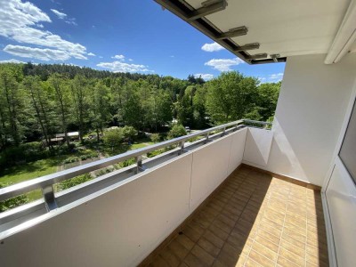 Toll geschnittene 3,5-Zimmer-Wohnung in Bayreuth mit Schwimmbad u. Sauna im Haus! Sofort frei!