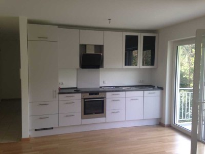 Neuwertige Wohnung mit zwei Zimmern sowie Balkon und EBK in Geretsried