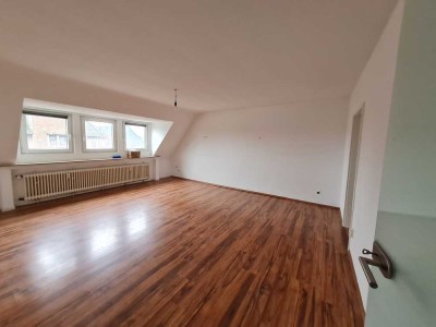 Schöne Dachgeschosswohnung mit Klimaanlage – mitten in Serm.