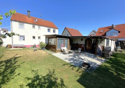 interessantes MFH mit der 3 Wohnungen und großem Garten, ruhige Lage im Zentrum von Königsbrunn …