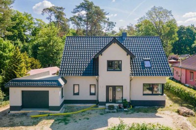 Mit Erdwärme, Fußbodenheizung, Einbauküche, Garage, Kamin u.v.m.: Neubau-Einfamilienhaus Bad Saarow