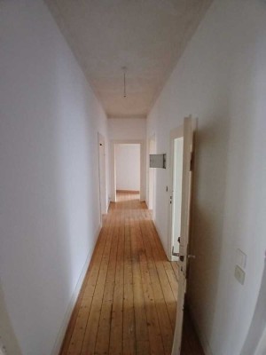 Zentrale 4 Zimmer Wohnung mit Platz.