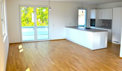 Neubau Erstbezug: 3 Zi Wohnung mit Parkett / Terrasse/ EBK/ Stellplatz uvm. im Herzen von Maintal