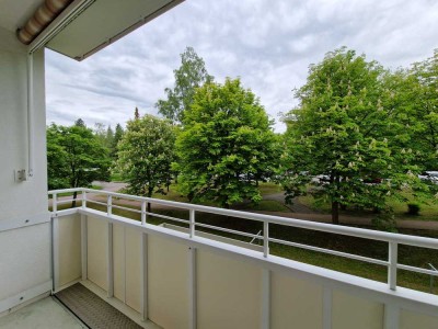 Charmante, neu sanierte 2-Zimmer-Wohnung mit Balkon sucht dich!