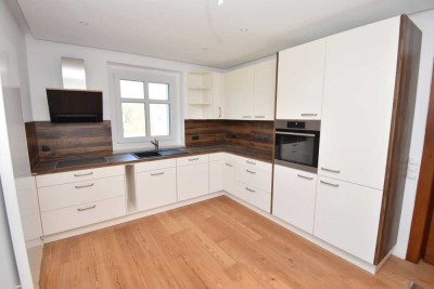 Hochwertig saniertes Mehrgenerationenhaus mit Balkon & Garten auf 4 Etagen zur Miete!