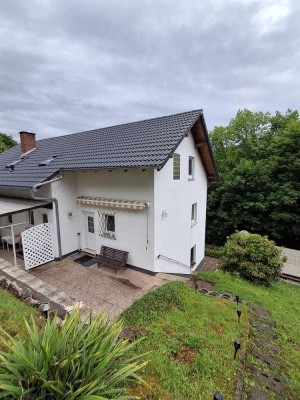 Gemütlich und geräumig wohnen in zwei Wohnungen mit großem Garten /Haus im Haus