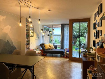 Wohnen wie im eigenen Haus - stilvolle 3 1/2 Zimmer-Wohnung mit Garten und Balkon in zentraler Lage