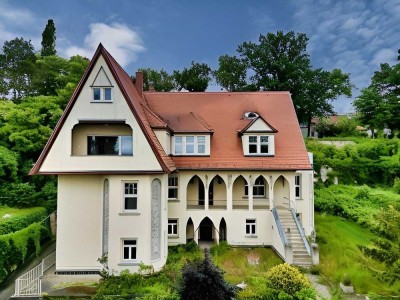 Stilvolle Maisonette in denkmalgeschützter Villa mit Weitblick!