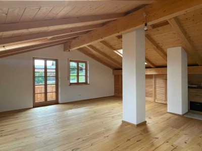Stilvolle 2-Zimmer DG Wohnung Nähe Prien a. Chiemsee