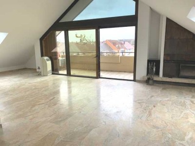 Lichtdurchflutete, umfangreich renovierte  3 - Zi- DG-Wohnung mit Terrasse, Balkon und Aufzug.