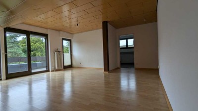 Helle, gepflegte 2-Zimmer-Dachgeschosswohnung mit Balkon, EBK und Garage in Bensberg (Berg.Gladbach)