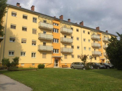 Familiengerechte Wohnung mit Balkon und PKW-Abstellplatz