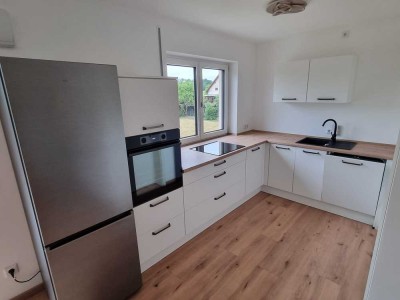 Neuwertige Wohnung mit drei Zimmern sowie Balkon und EBK in Schwarzenfeld