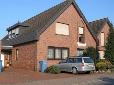 Ruhige Oberwohnung mit schönem Balkon u. EBK in freundlichem 2-Familienhaus
