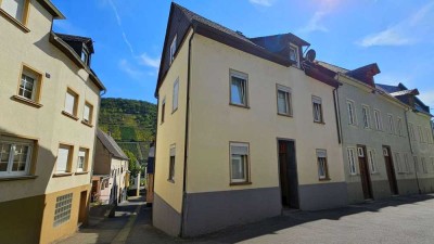 Gepflegtes Einfamilienhaus mit großem Nebengebäude und Garage in hochwasserfreier Lage von Briedel